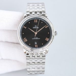 BLS Omega De Ville Collection     Original Mold Master Chronometer This timepiece is crafted from stainless steel, featuring a domed dial treated with deep blue PVD coating. Its surface bears irregularly arranged vertical textures, creating a sunray-brushed finish. Particularly striking are the rhodium-plated hands, Roman numeral hour markers, and alternating cabochon-cut hour indices.A date window is positioned at the 6 o'clock mark, while the dial is adorned with a "railway track" minute scale, complementing the watch's minimalist aesthetic. It is fitted with a stainless steel bracelet. Clasp type: butterfly clasp. Powered by the Omega 8800 Master Chronometer movement with a black balance wheel, the movement's elegant operation is clearly visible through the scratch-resistant sapphire crystal caseback.